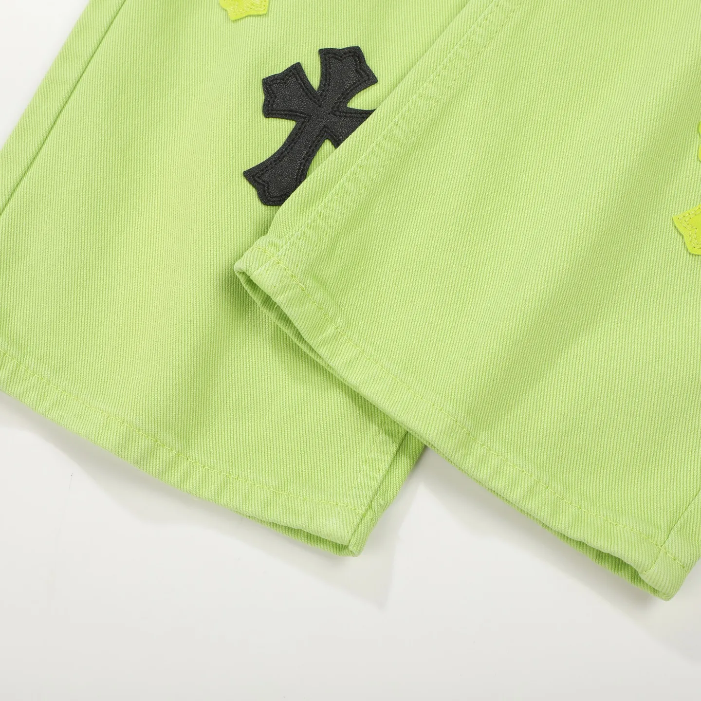 P260 Chrome hearts CH green cow king Yang Mi's same style sex recods limited green cow jeans. Really restores the ultimate texture of Vintage. Italian special cowhide print and cut. Customized sheepskin three-layer thick line leather. The whole is spliced in heavy water washing process. Craftsmen hand-splash ink. You can see the details. Three-dimensional cutting version. Loose and comfortable. Not picky about the figure. Makes taller and slimmer. Seiko factory. Original quality control. Same style for men and women. Can be matched with couples. Versatile recommendation. Essential jeans for all seasons Color: Green Size: S-XL